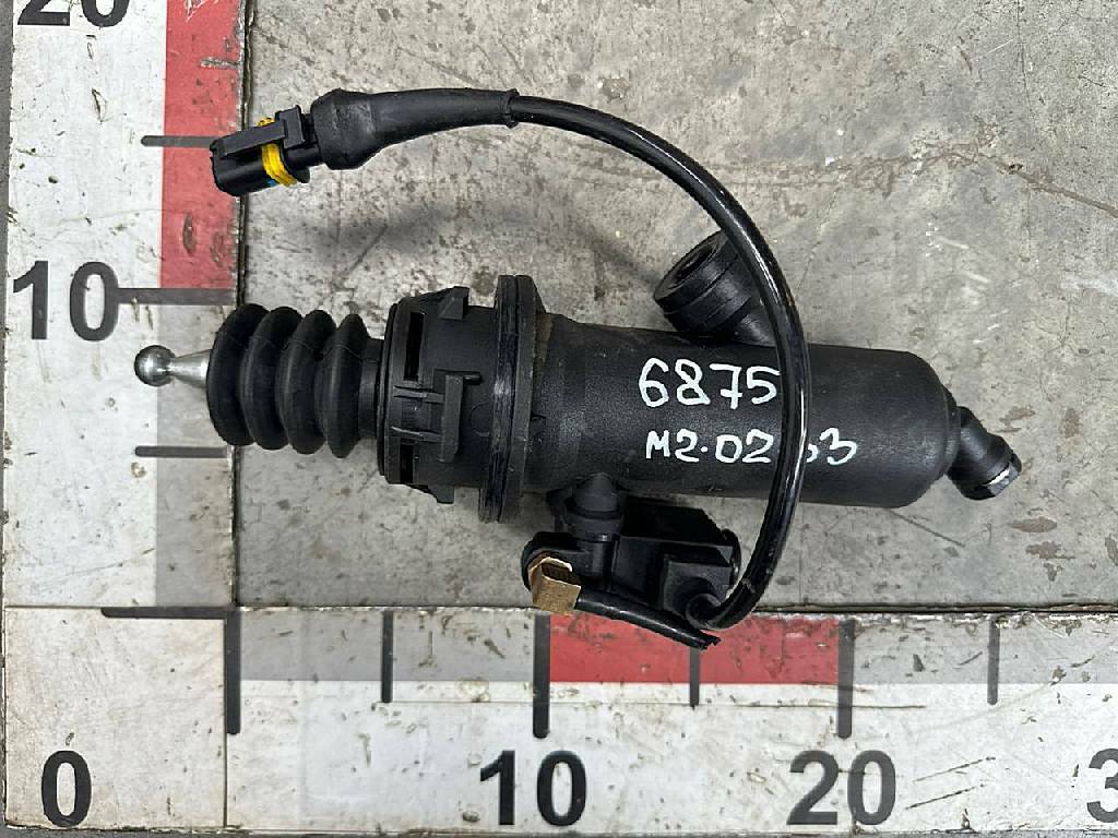 Цилиндр сцепления главный б/у