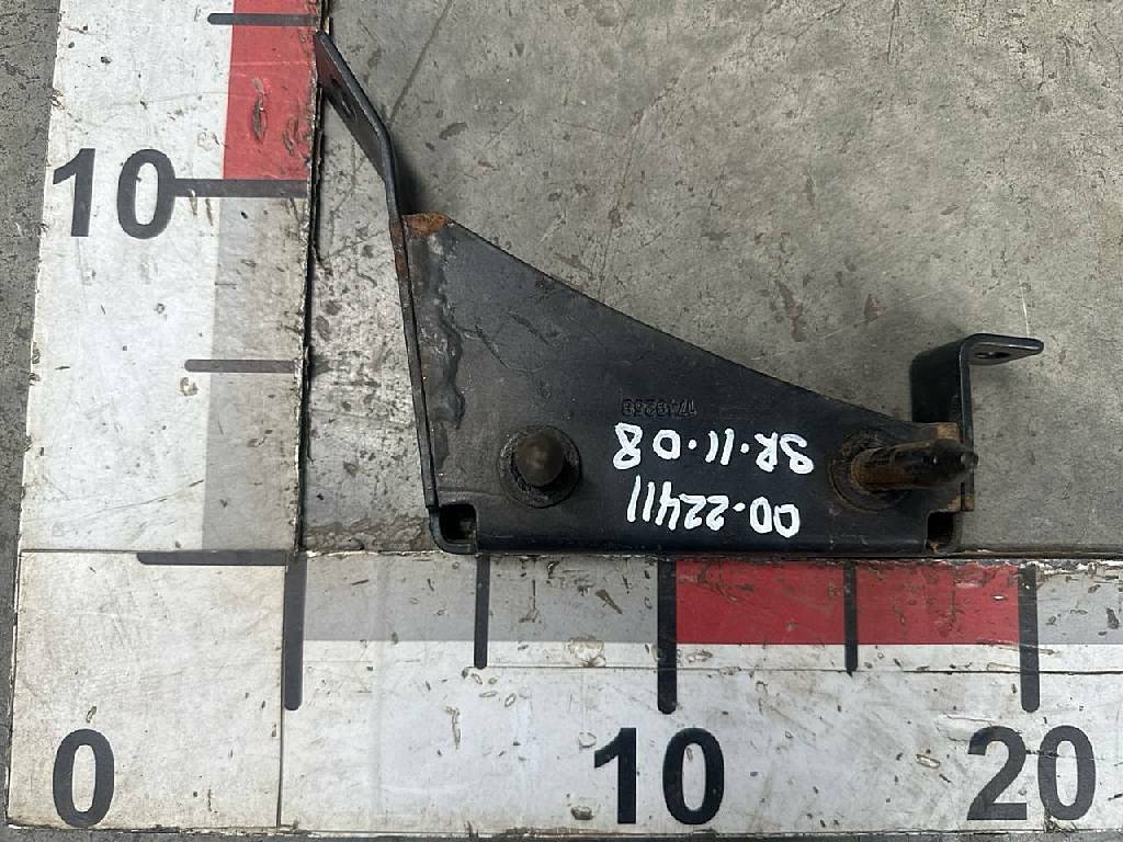 Кронштейн верхнего левого спойлера кабины б/у