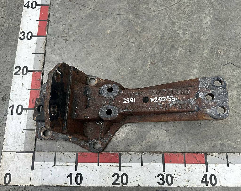 Кронштейн кабины передний левый б/у