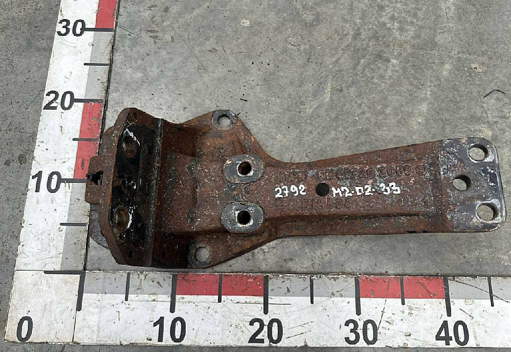 Кронштейн кабины передний правый б/у