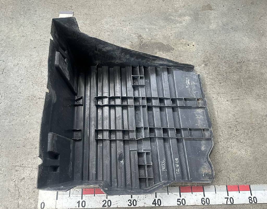 Крышка аккумуляторного ящика б/у