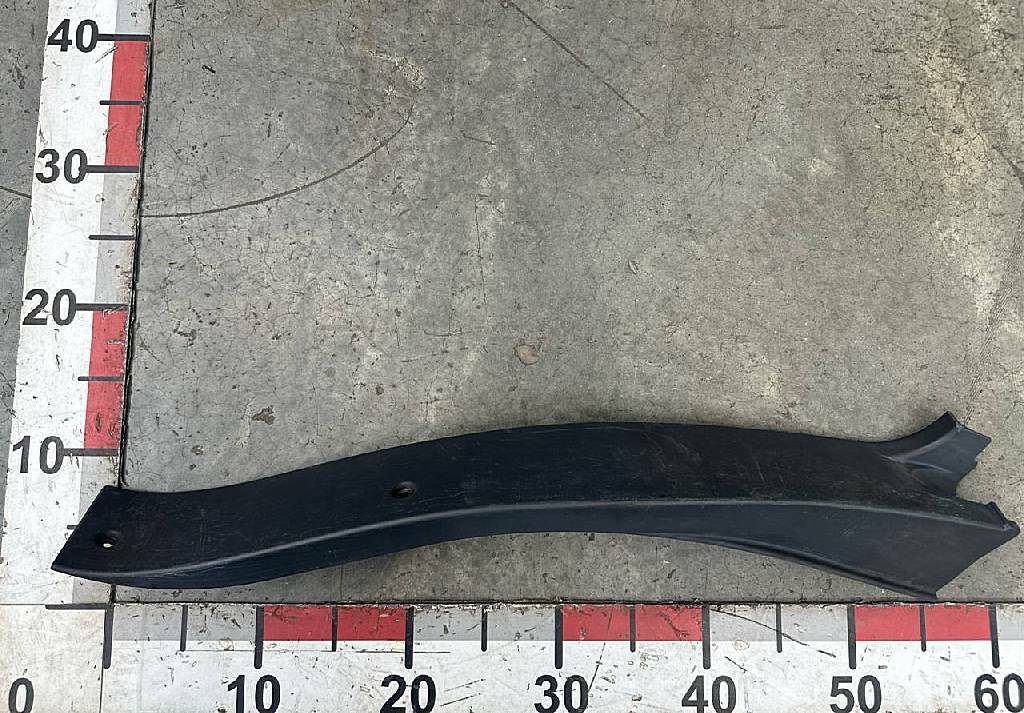 Накладка порога правой двери б/у