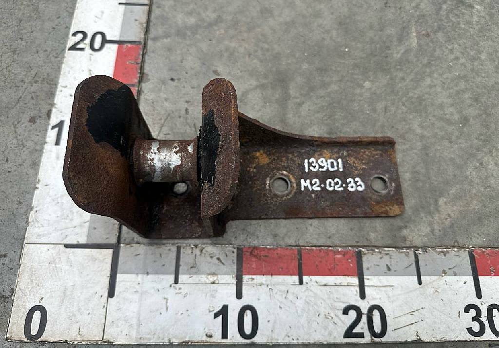 Ответная часть левого замка кабины б/у