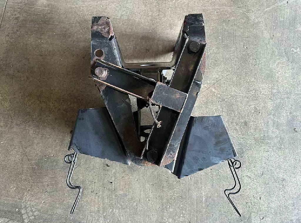 Кронштейн запасного колеса б/у