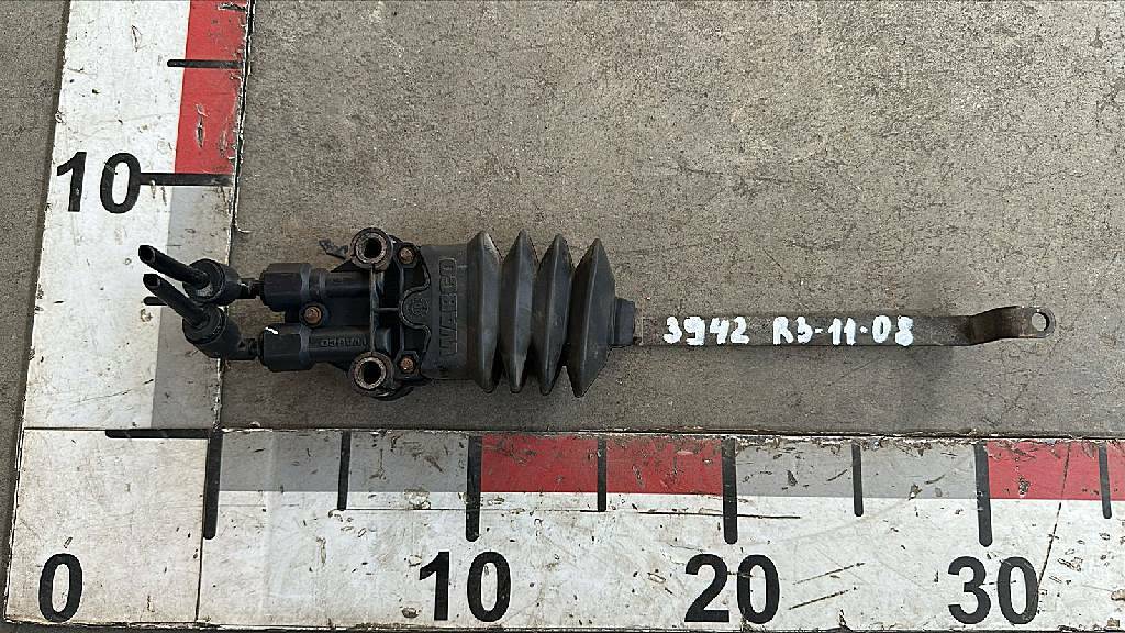 Кран уровня кабины б/у