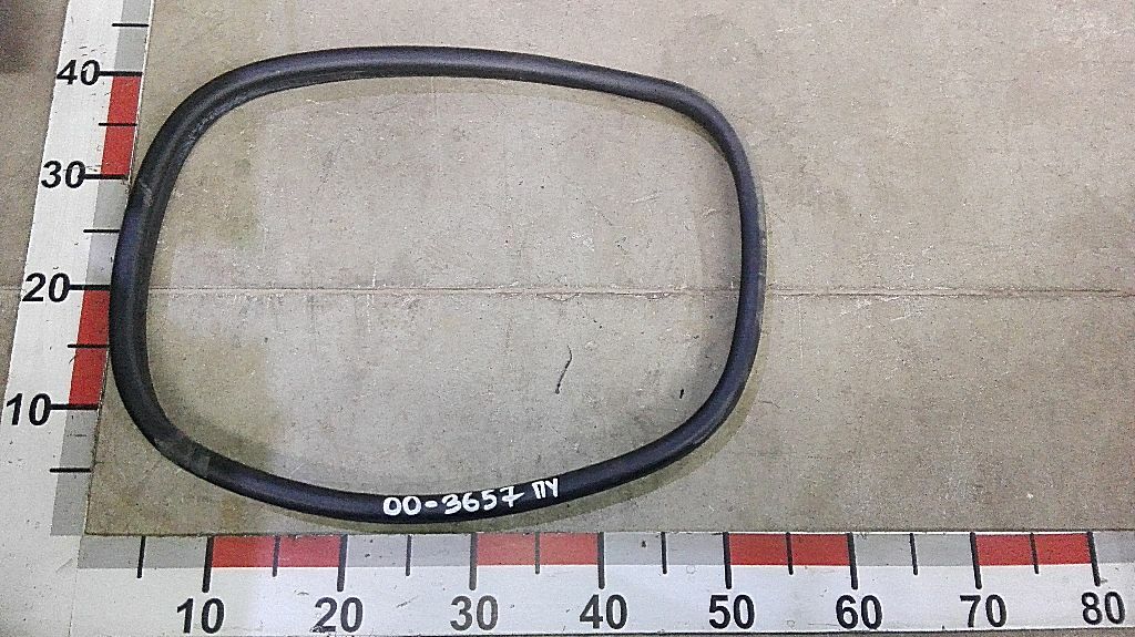 Уплотнитель крышки инструментального ящика б/у