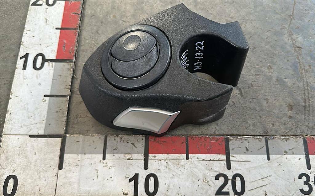 Дефлектор левой двери б/у