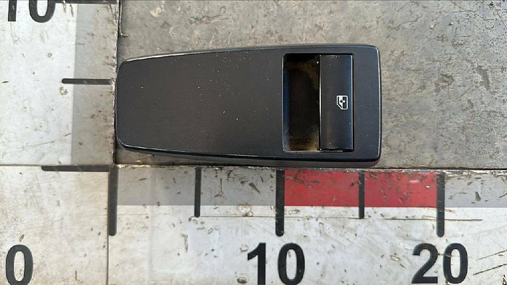 Клавиша правого стеклоподъемника б/у