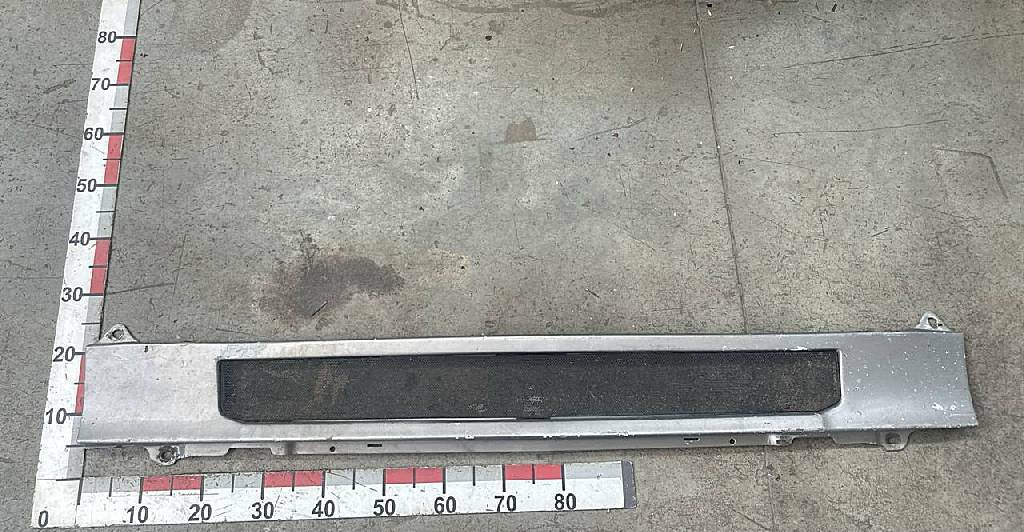 Решетка радиатора промежуточная б/у