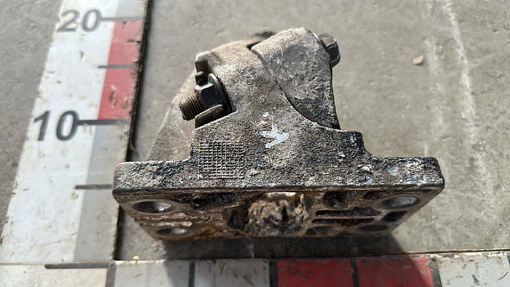 Кронштейн заднего крыла б/у