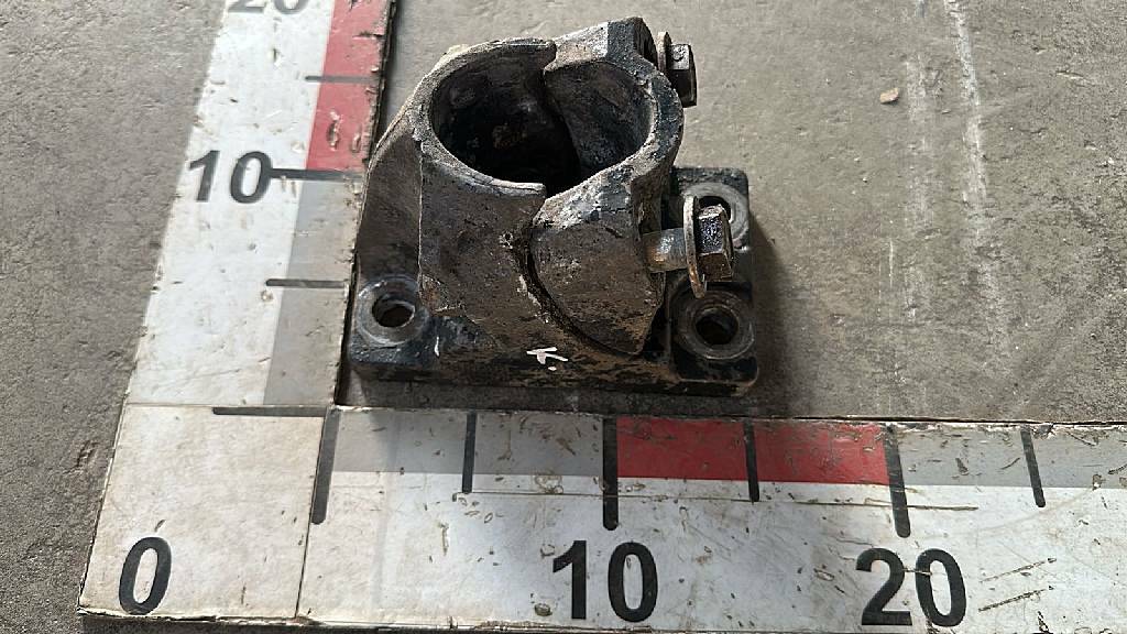 Кронштейн заднего крыла б/у