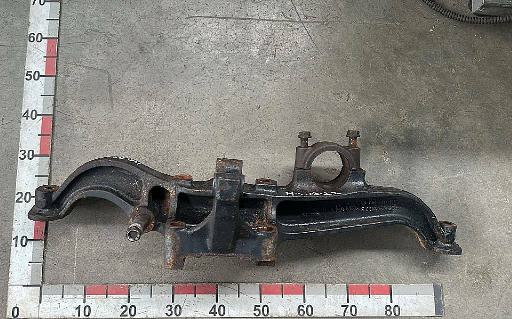 Кронштейн задних подушек подвески правый б/у