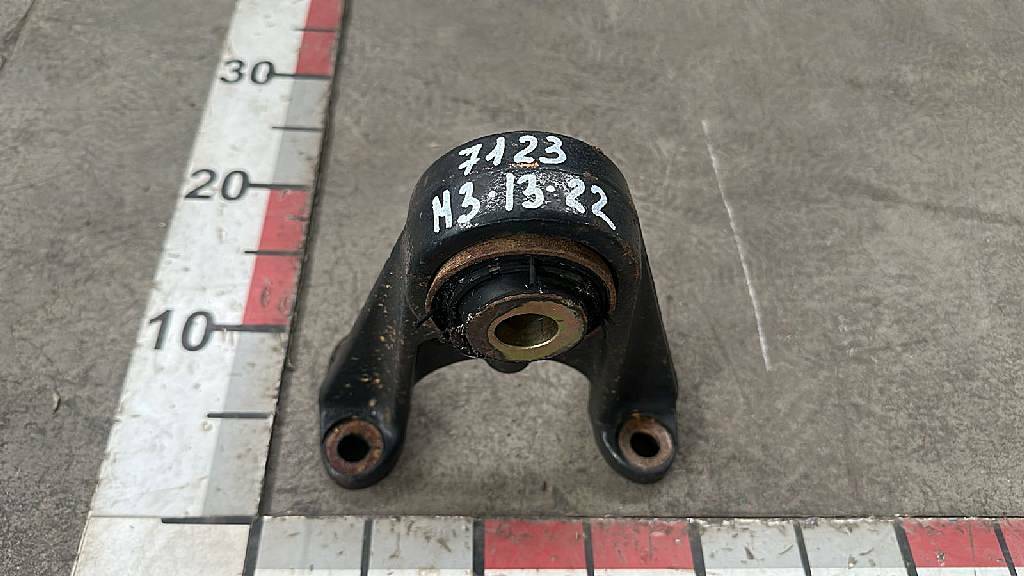 Кронштейн стойки заднего стабилизатора верхний б/у