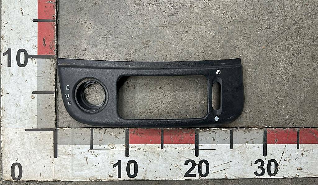 Накладка левого дефлектора салона б/у