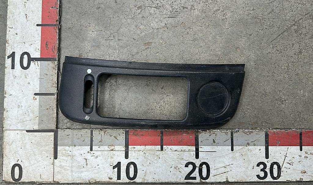 Накладка правого дефлектора салона б/у