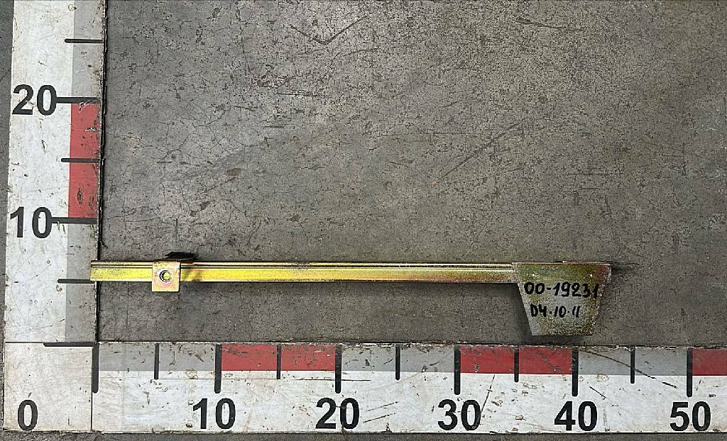 Направляющая стекла левой двери б/у