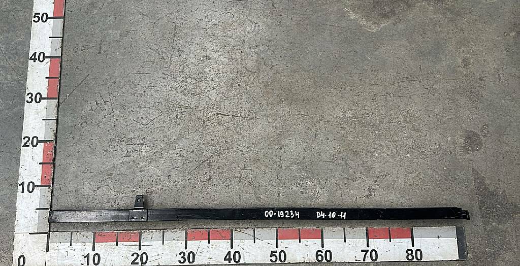 Направляющая стекла правой двери б/у