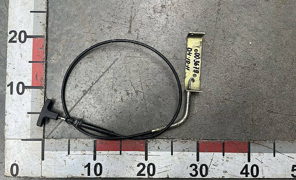 Трос замка левого инструментального ящика б/у
