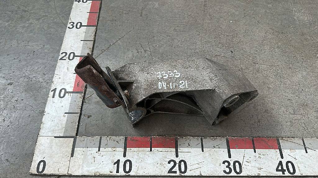 Кронштейн заднего крыла б/у