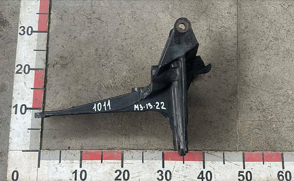 Кронштейн кабины передний левый б/у