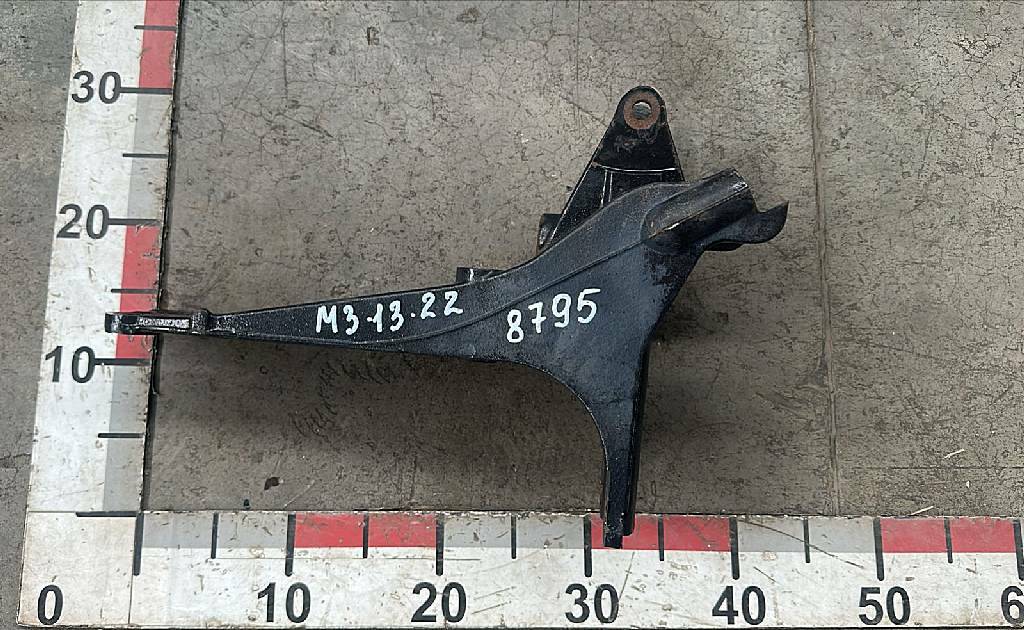 Кронштейн кабины передний правый б/у