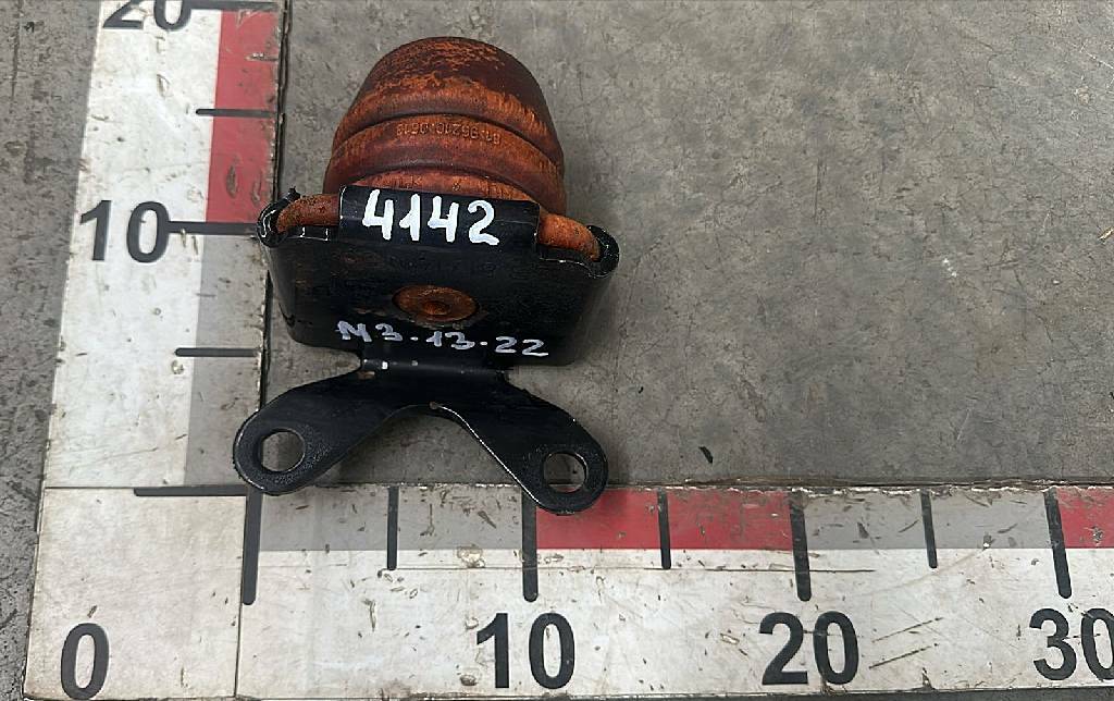 Кронштейн отбойника передней рессоры б/у