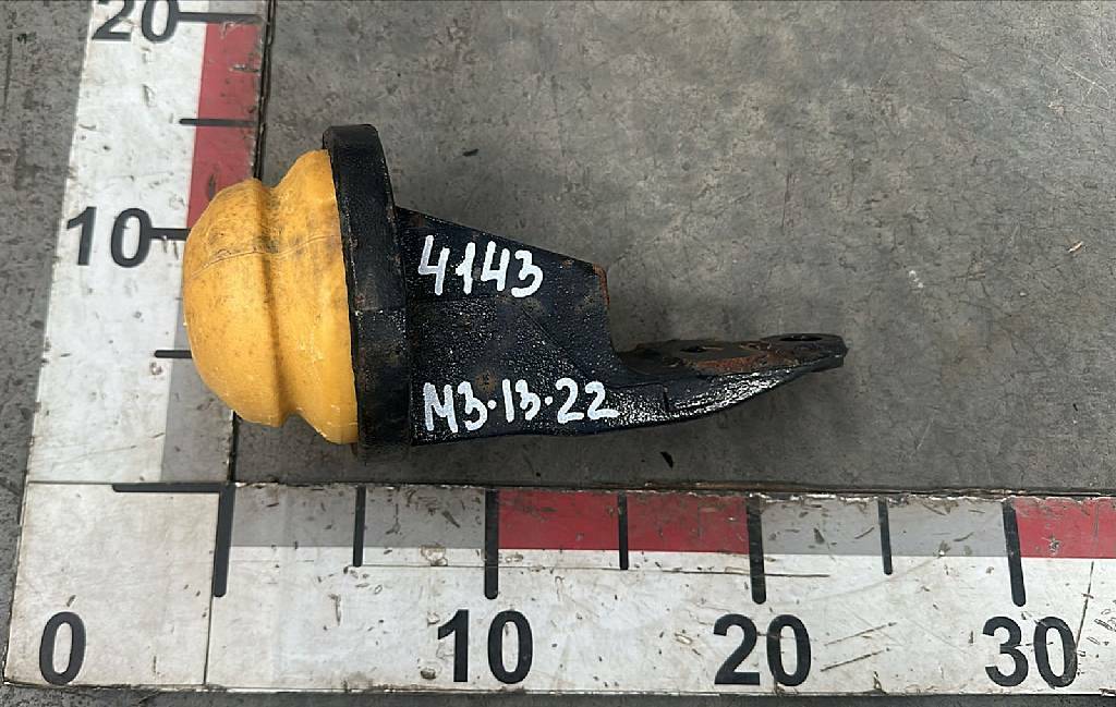 Кронштейн отбойника передней рессоры задний б/у