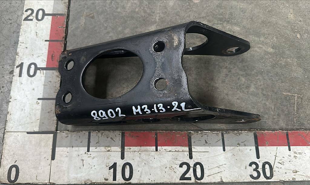 Кронштейн переднего амортизатора верхний б/у