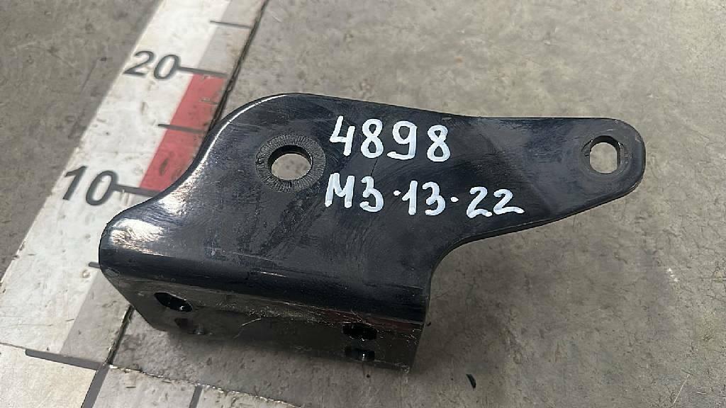 Кронштейн стабилизатора кабины правый б/у