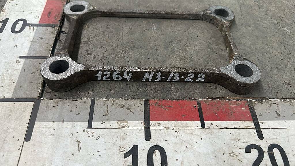 Проставка кронштейна топливного бака б/у