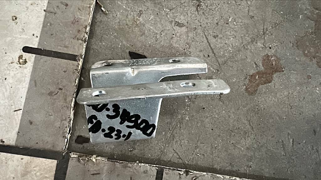 Кронштейн подлокотника б/у