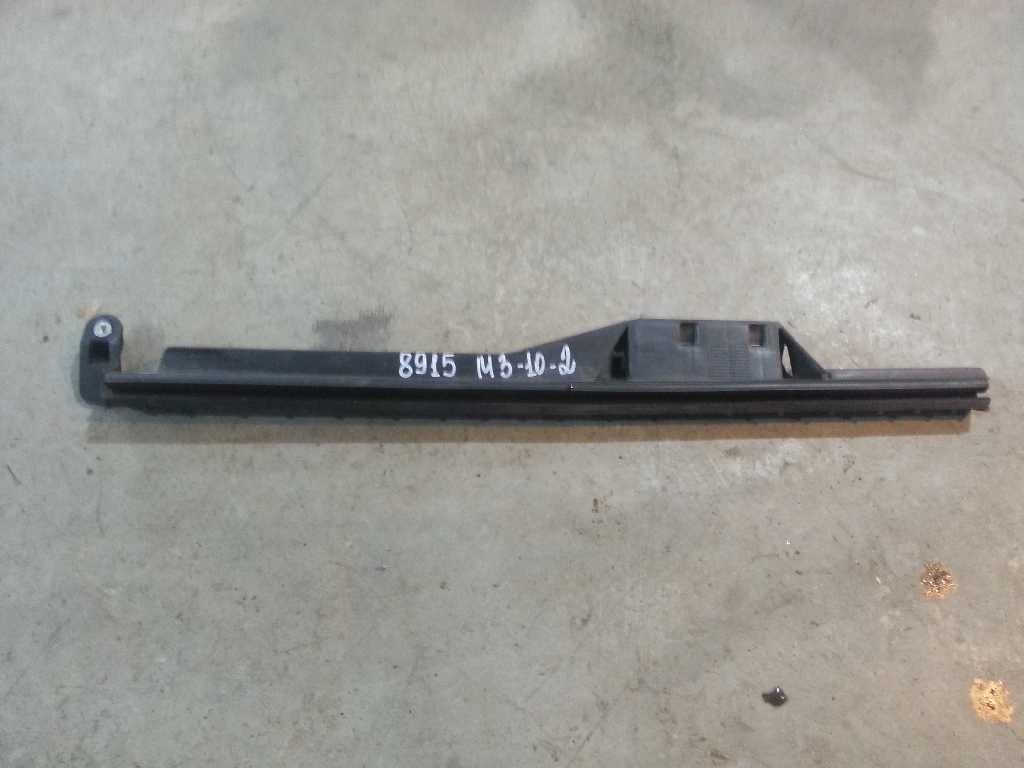 Направляющая стекла левой двери б/у
