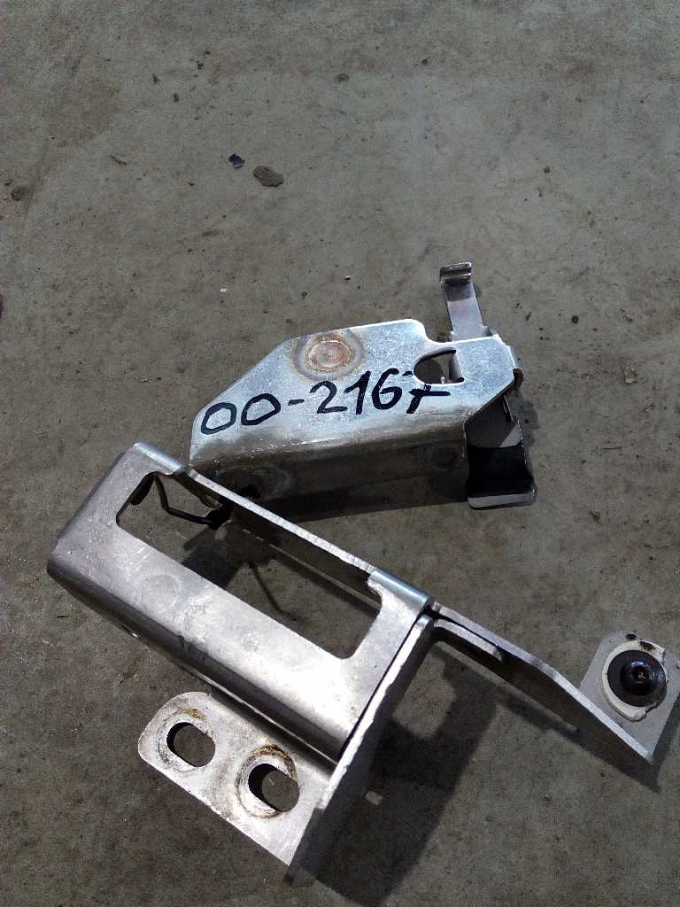 Ответная часть замка правого инструментального ящика б/у