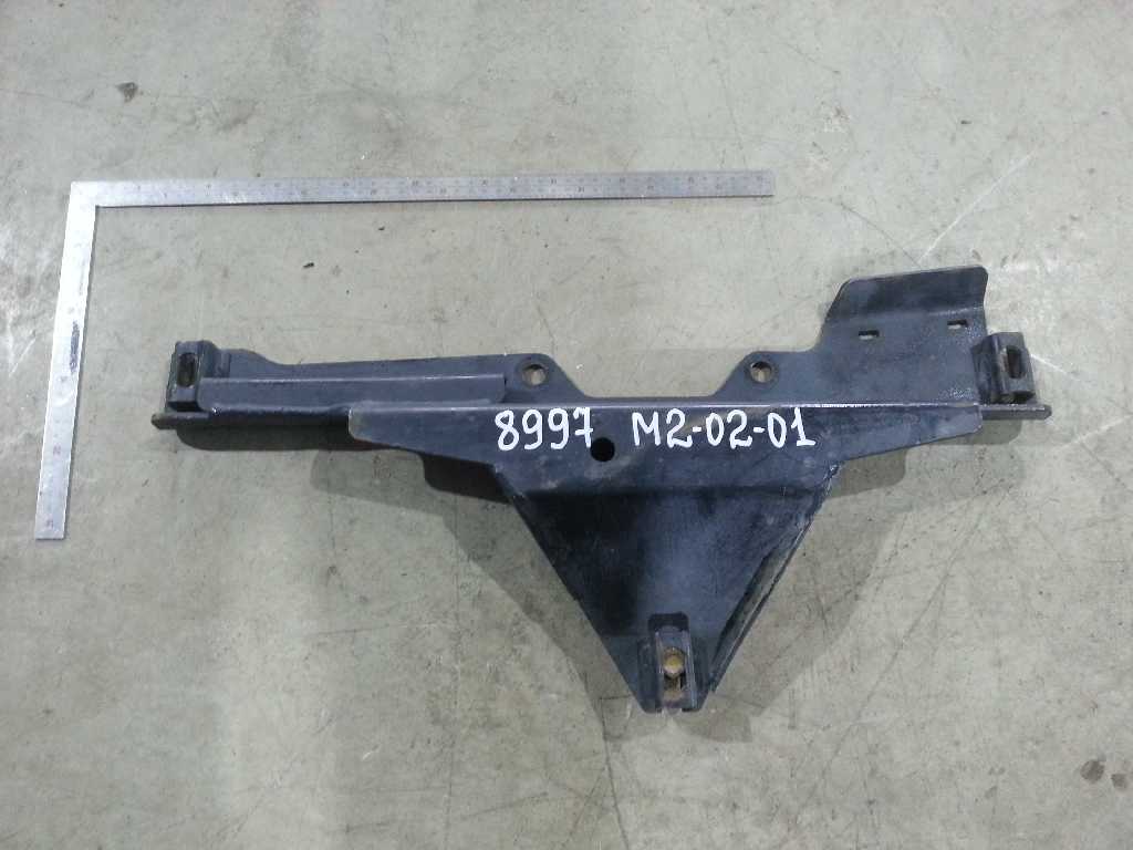 Кронштейн бампера левый б/у