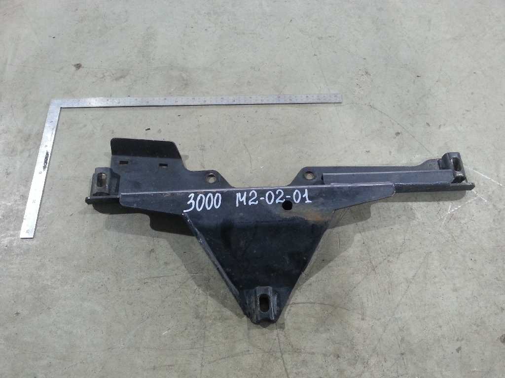 Кронштейн бампера правый б/у