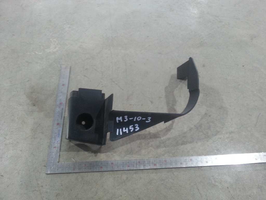 Накладка бампера левая б/у