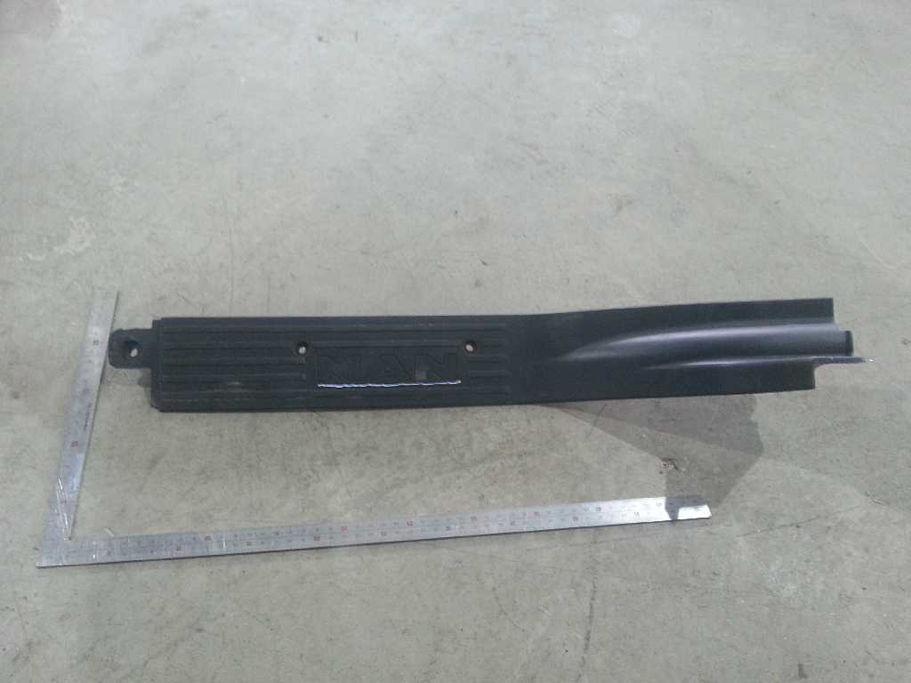 Накладка порога правой двери передняя б/у