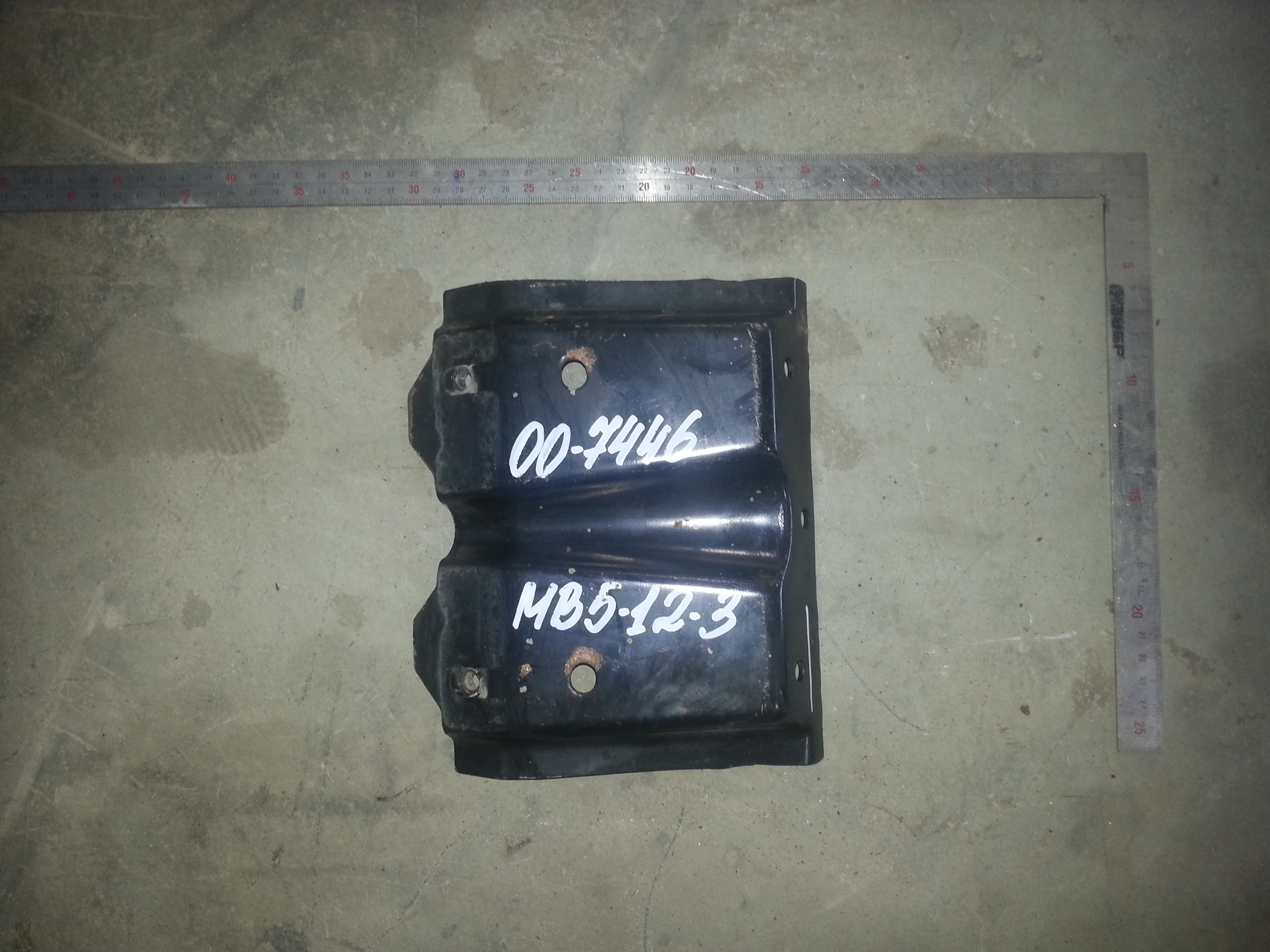 Кронштейн левого инструментального ящика б/у