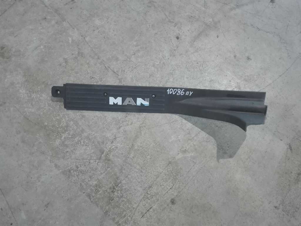 Накладка порога правой двери передняя б/у