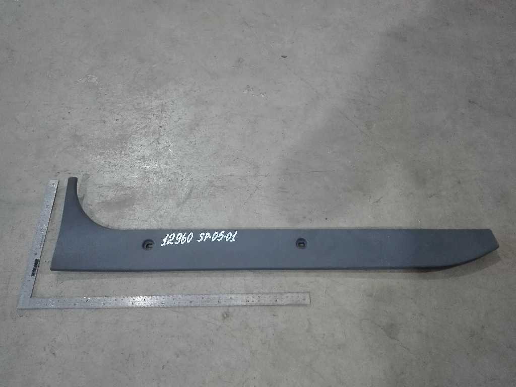 Накладка правой двери б/у